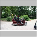 Der&nbsp;Br&auml;utigam&nbsp;erscheint&nbsp;mit&nbsp;der&nbsp;'Goldwing'